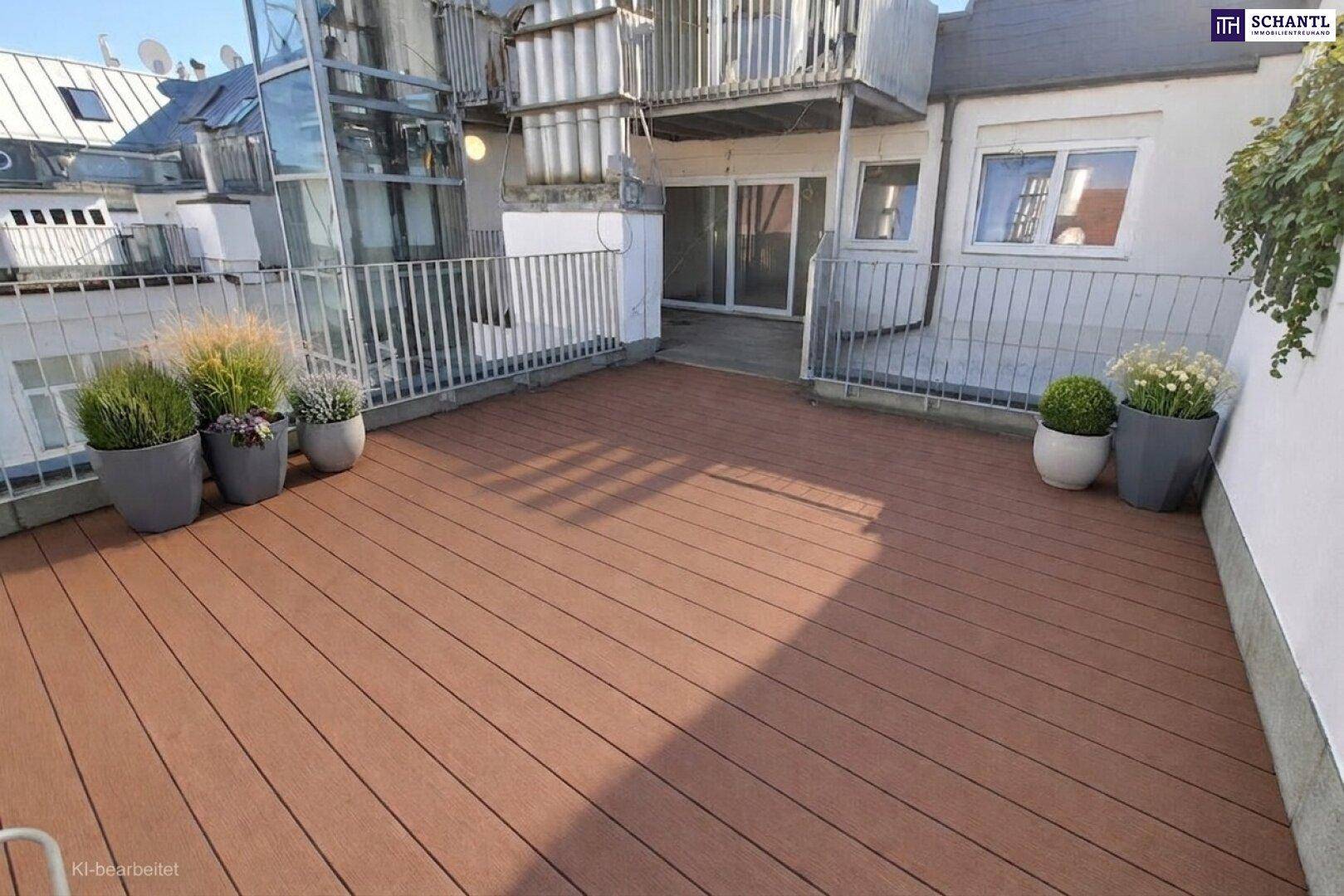 Großzügige Dachterrasse mit Holzdielenboden, Pflanzen und Blick auf die moderne Glasfassade des Gebäudes.