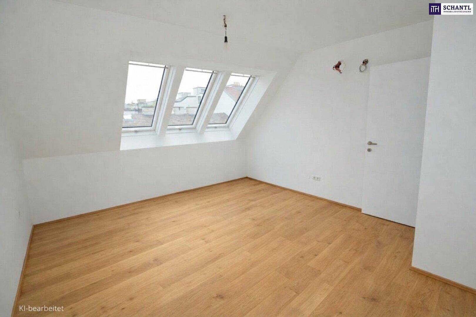 Geräumiges Dachgeschosszimmer mit Holzboden, schrägen Wänden und drei Dachfenstern, inklusive Zimmertür.