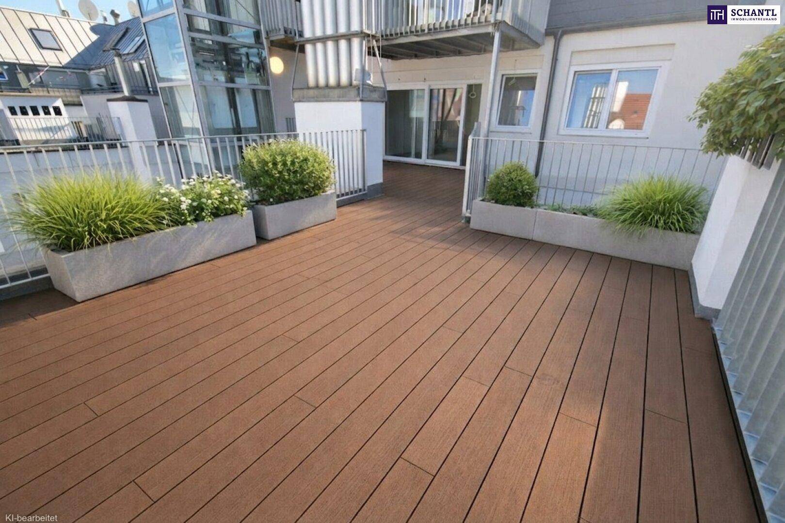 Geräumige Dachterrasse mit Holzdielenboden und Pflanzen in modernen Pflanzkübeln.