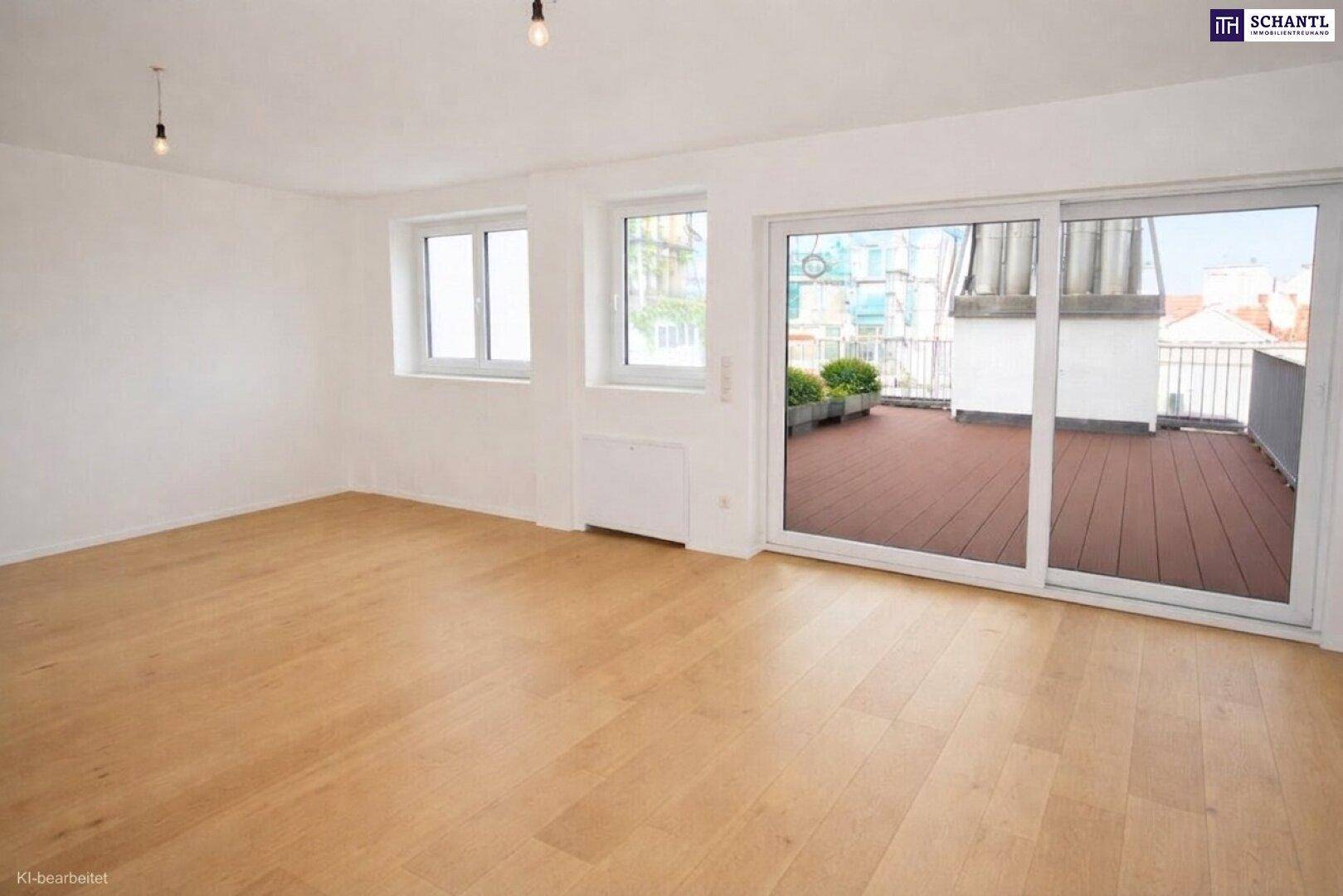Leerer Wohnbereich mit Holzboden und großem Schiebefenster zur Terrasse.