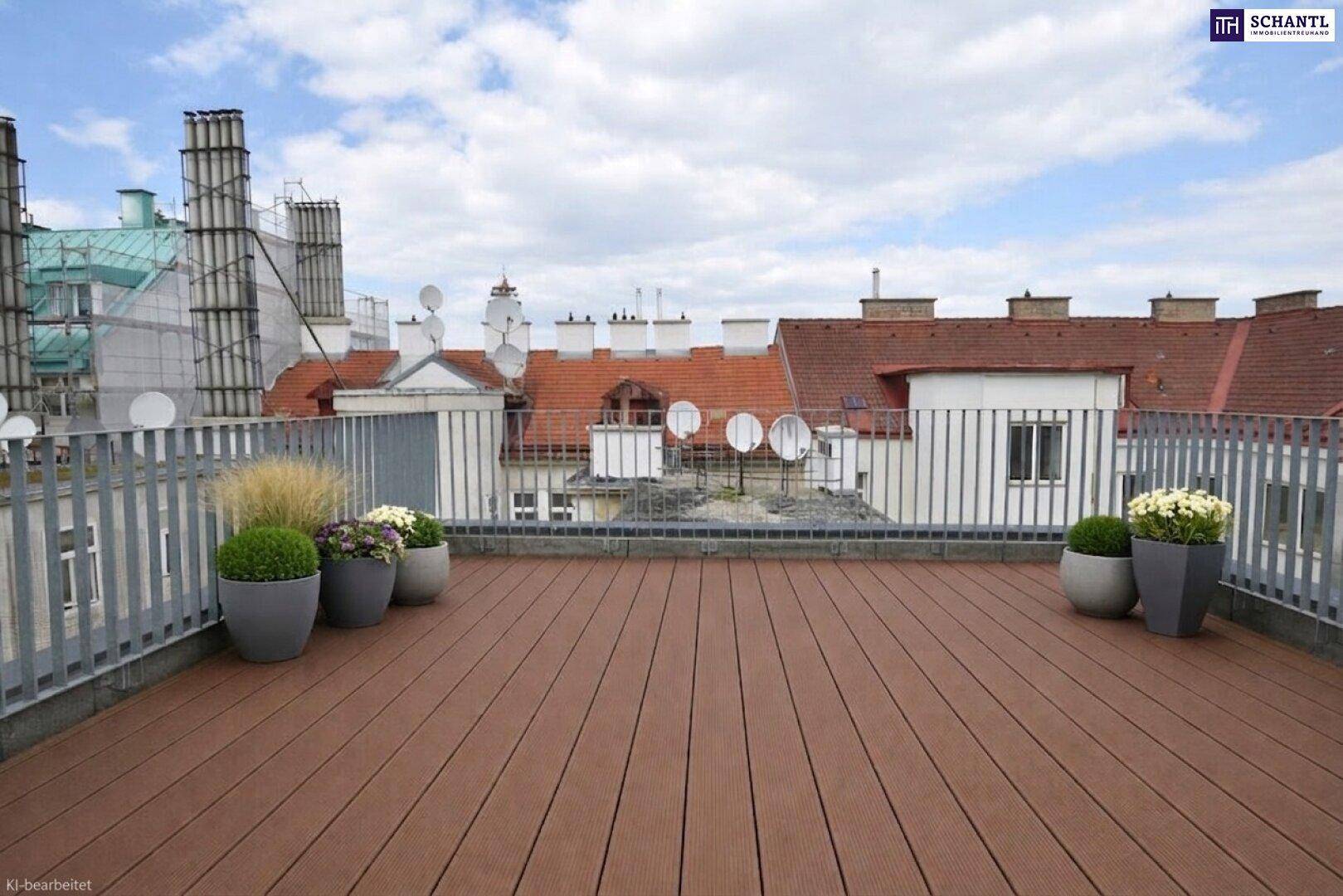 Weitläufige Dachterrasse mit Holzdielenboden, Pflanzen und Blick über die Dächer der Stadt.