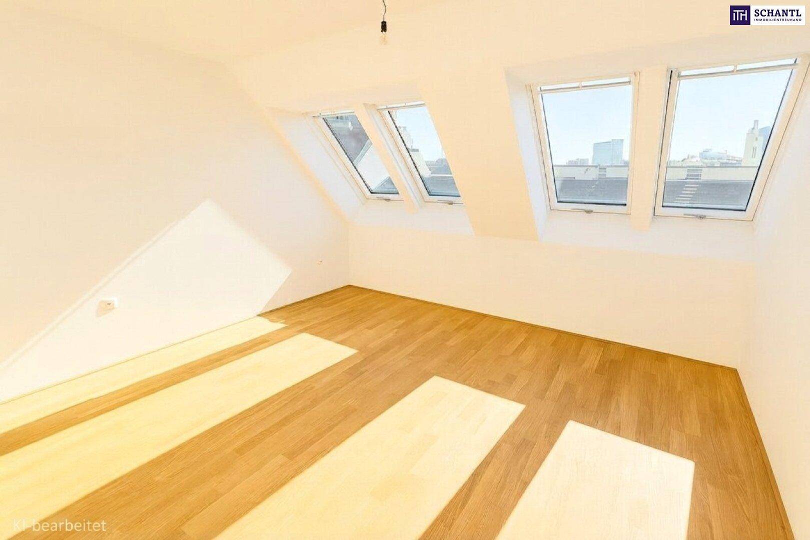 Helles Zimmer im Dachgeschoss mit schrägen Wänden, Holzboden und Dachfenstern.
