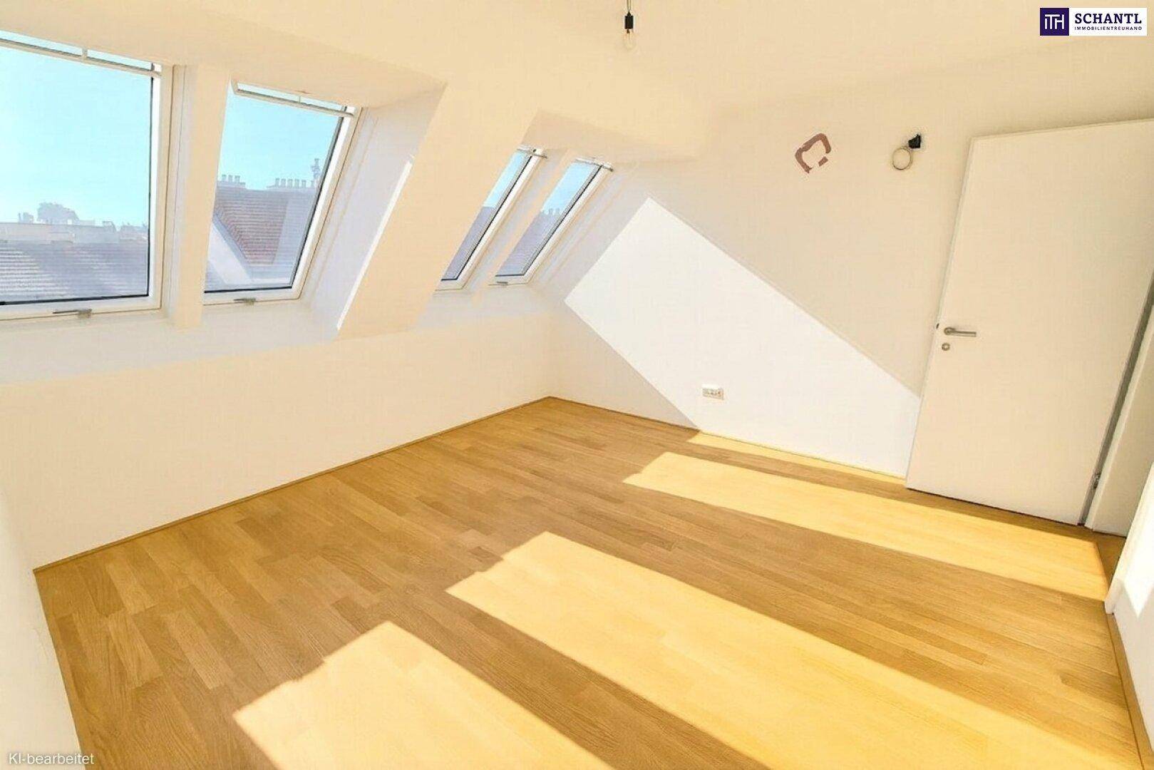 Lichtdurchflutetes Dachgeschosszimmer mit Holzboden, weißen Wänden und mehreren Dachfenstern.