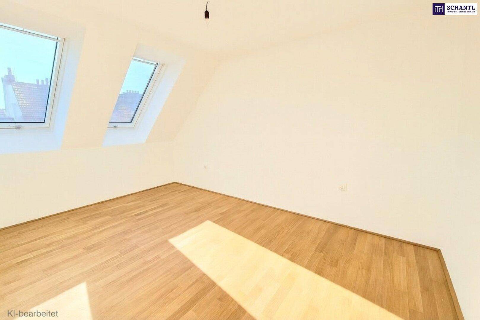 Detailansicht des hellen Holzbodens und der weißen Wände in einem Dachgeschosszimmer.
