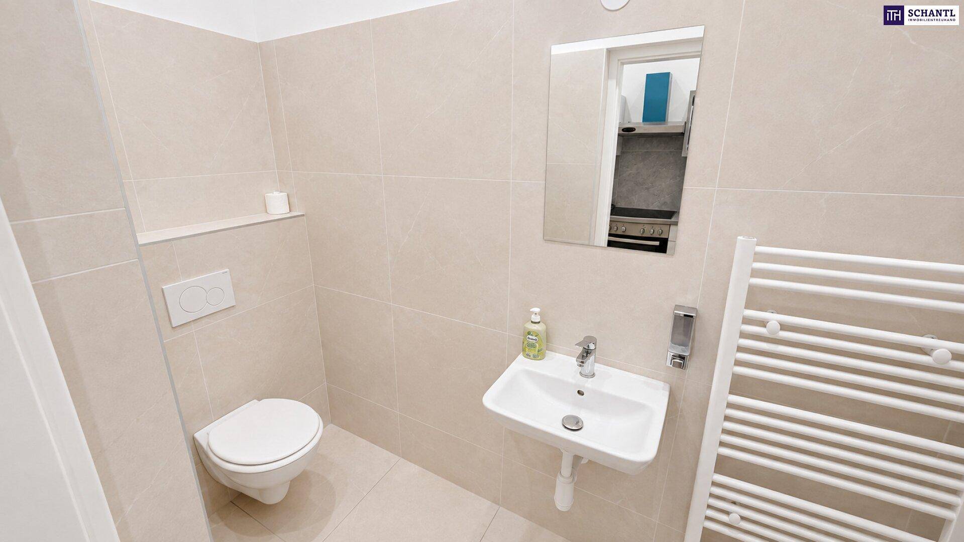 Modernes Gäste-WC mit beigefarbenen Fliesen, wandhängender Toilette und beheiztem Handtuchhalter.