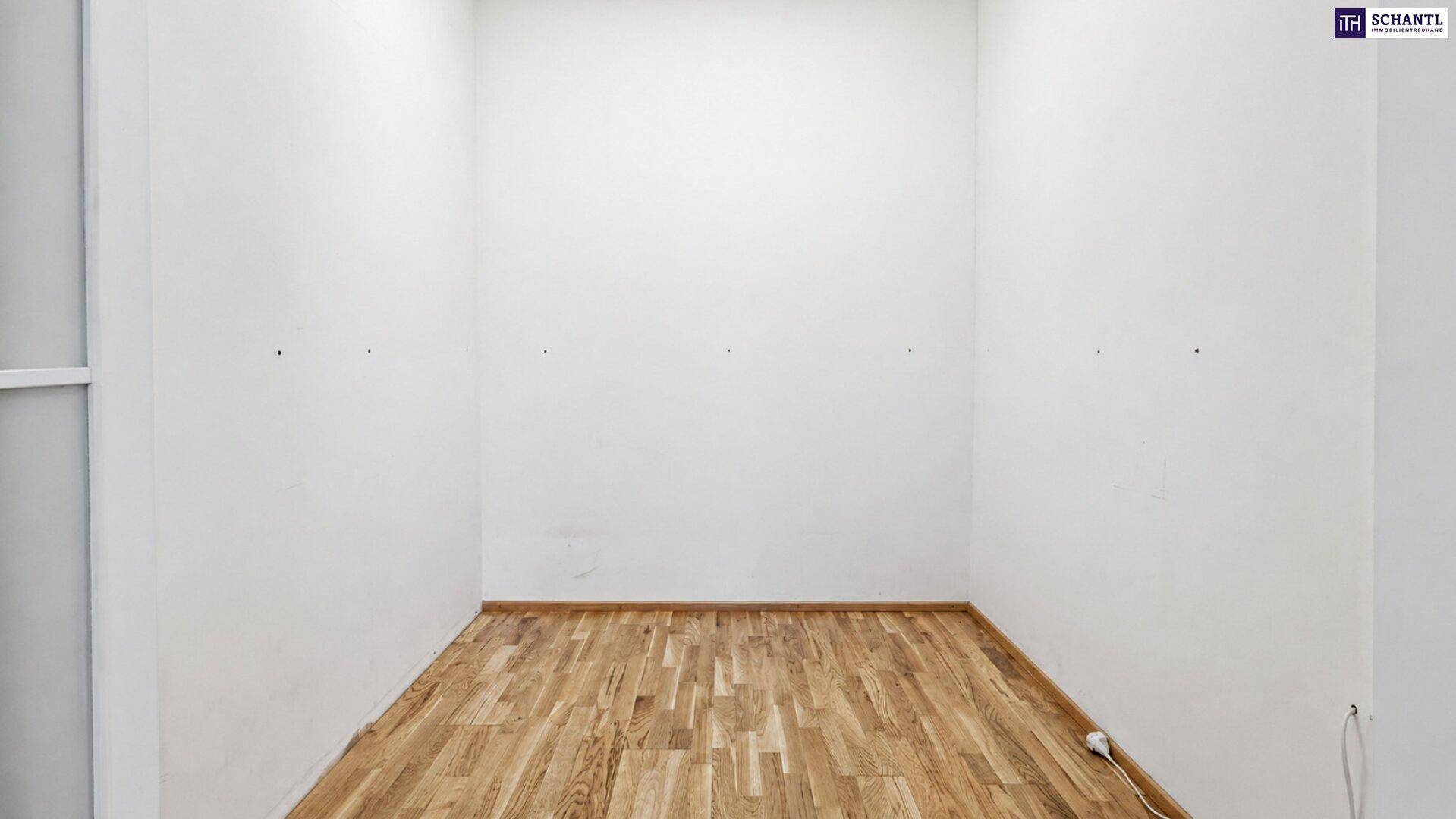 Kleiner, leerer Raum mit Holzboden, ideal als Abstellraum oder begehbarer Kleiderschrank.