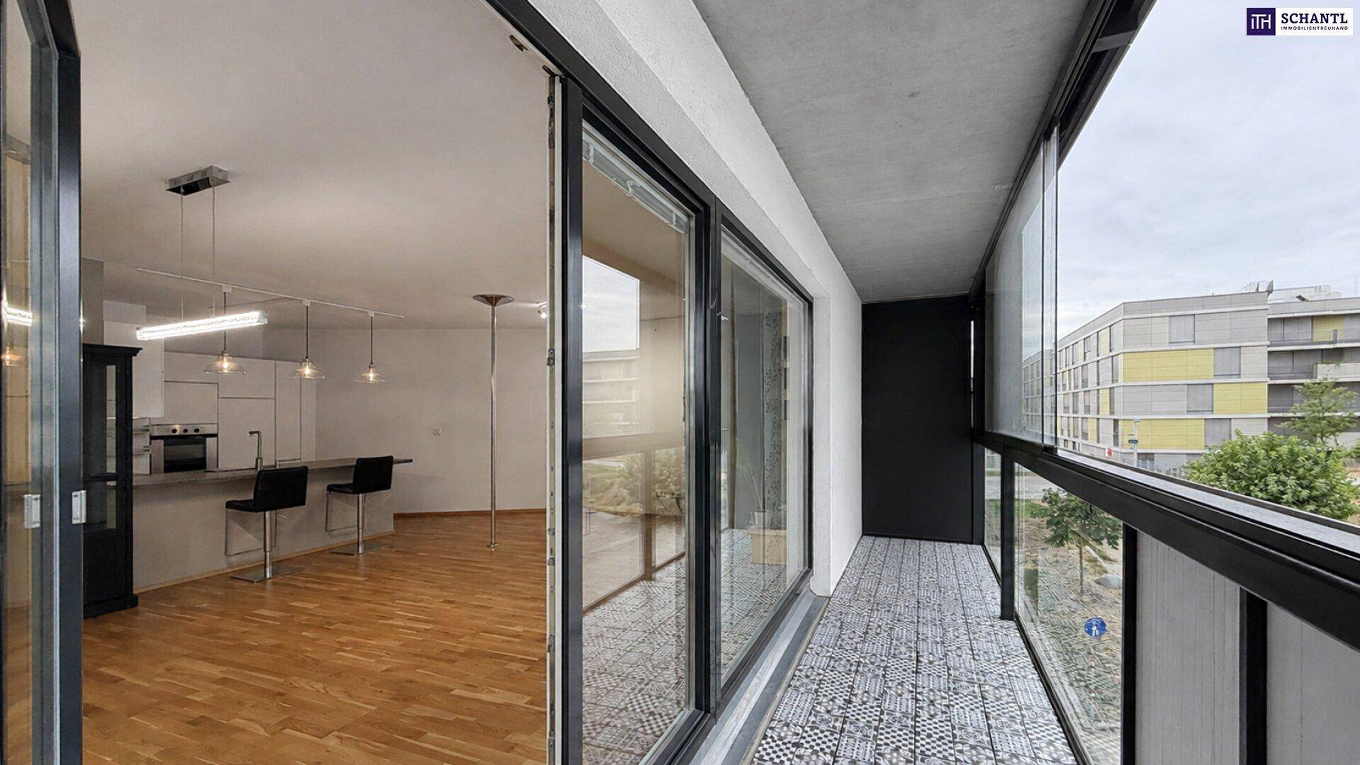 Balkon mit modernen Fliesen und Blick auf die umliegenden Gebäude.
