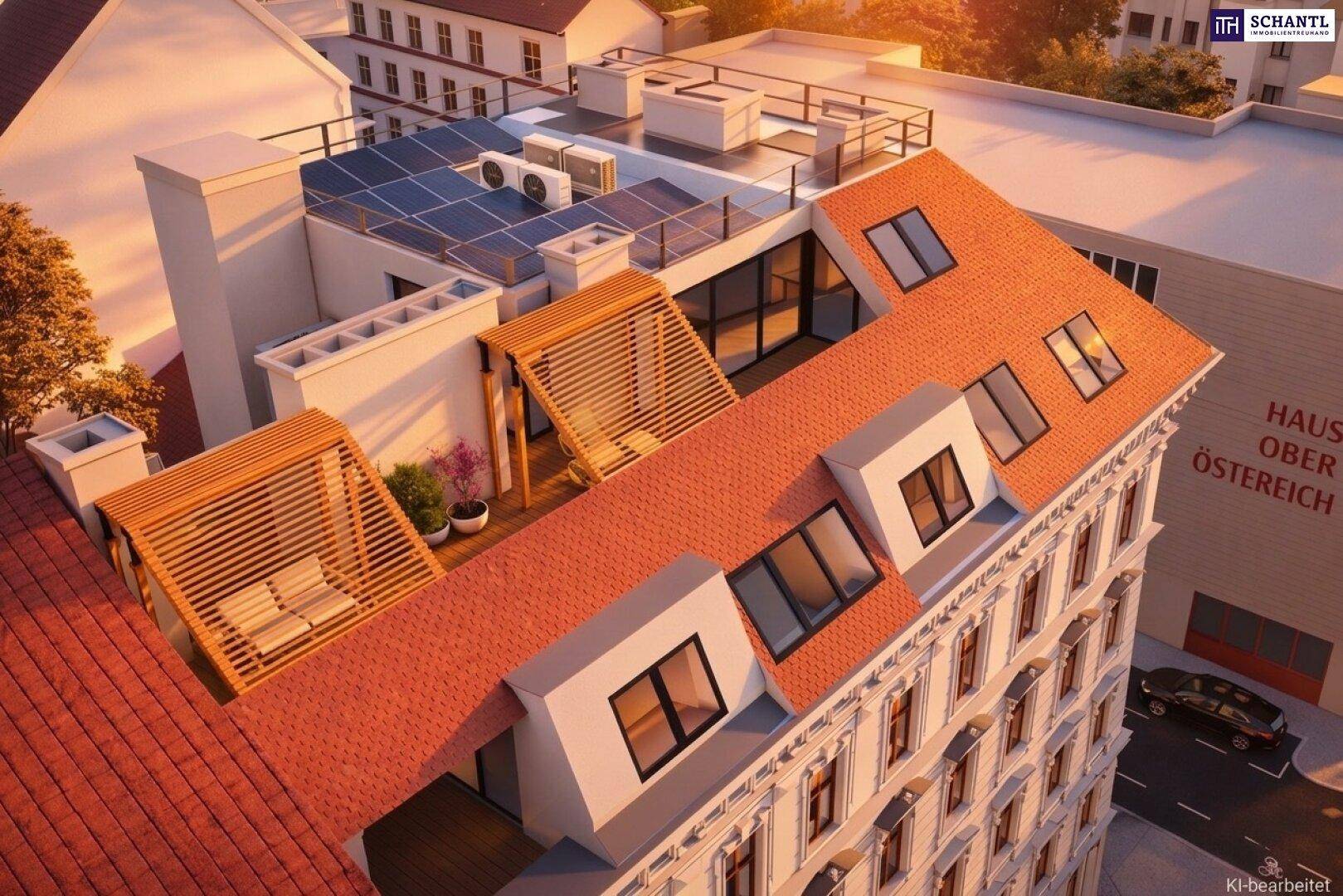 Dachlandschaft mit roten Mansarddächern, Dachterrassen und Photovoltaikanlage bei Sonnenuntergang.