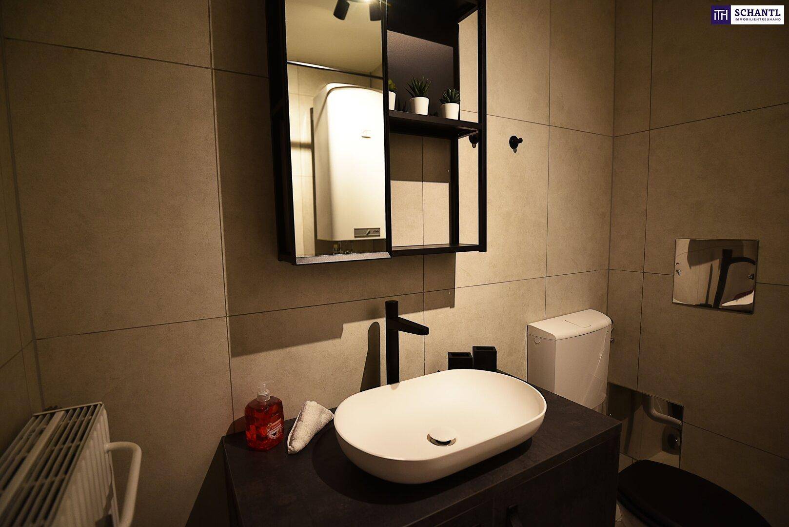 Detailansicht des modernen Waschbeckens mit Unterschrank und Spiegel im Badezimmer.