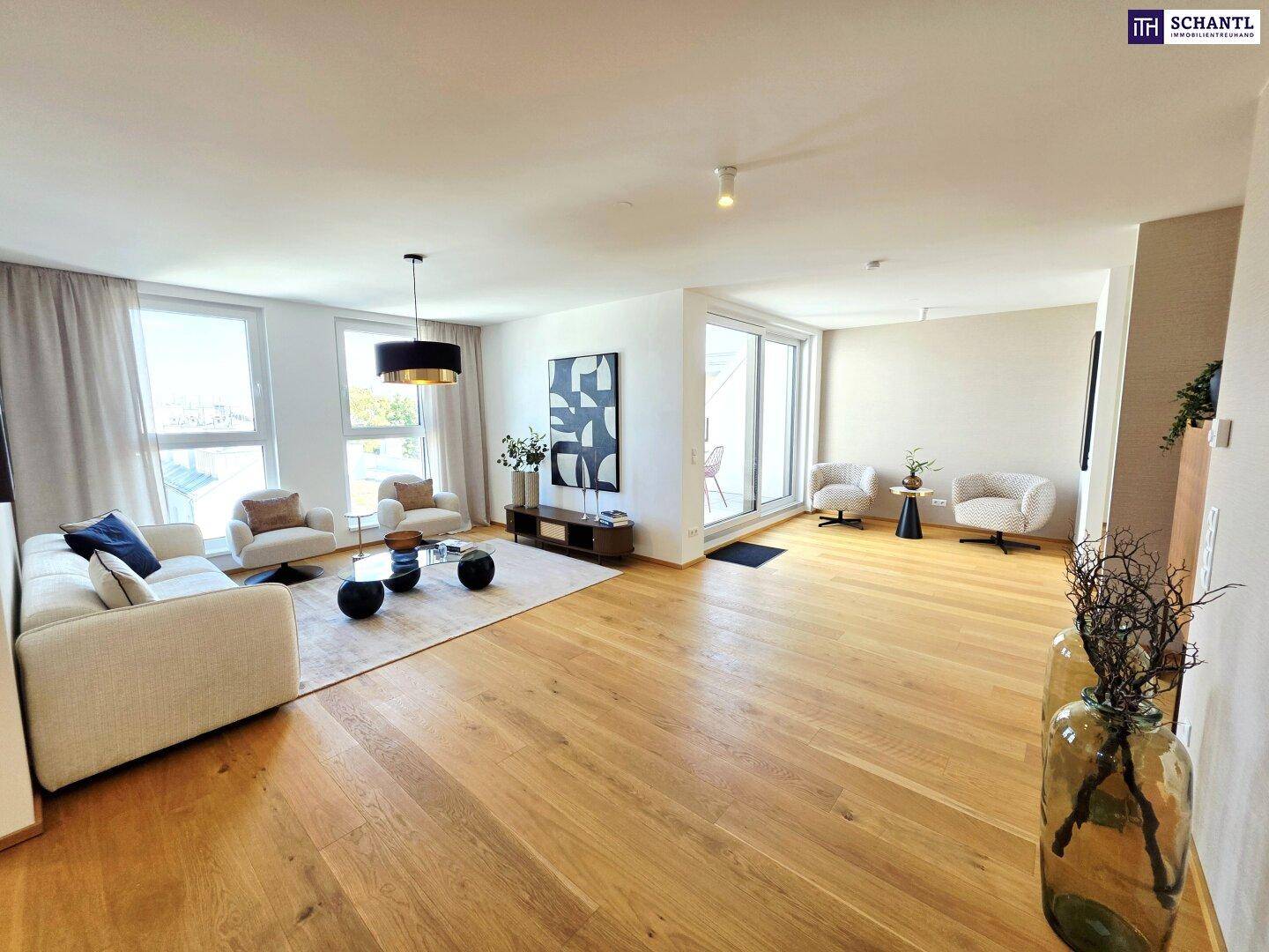 Geräumiges Wohnzimmer mit Holzboden, großen Fenstern und moderner Einrichtung.