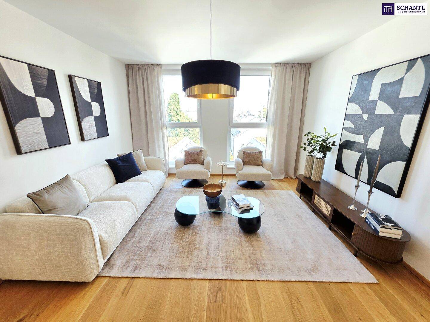Stilvolles Wohnzimmer mit beigem Teppich, modernen Kunstwerken und viel Tageslicht.