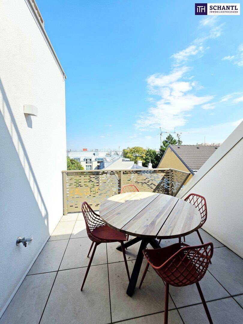 Kleiner Balkon mit Fliesenboden und rotem Outdoor-Mobiliar, ideal für entspannte Stunden.