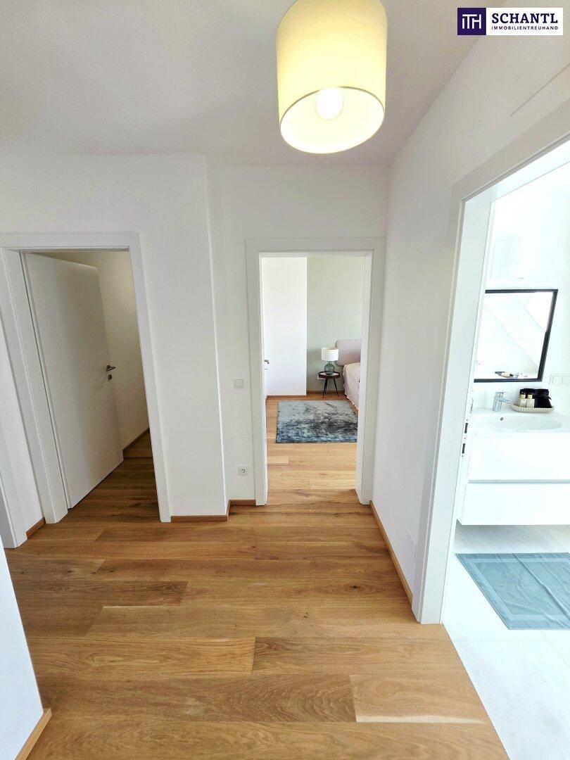 Heller Flur mit Holzboden, der zu den Schlafzimmern und Bädern führt.