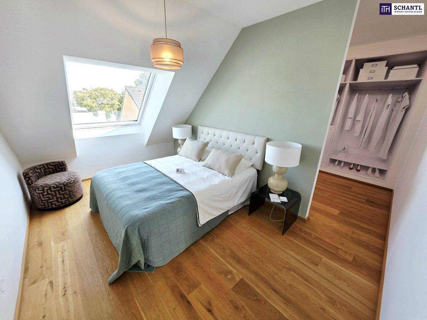 Helles Schlafzimmer mit Dachfenster, Holzboden und integriertem Kleiderschrankbereich.