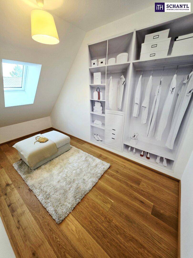 Praktischer begehbarer Kleiderschrank im Dachgeschoss mit viel Stauraum und Dachfenster.