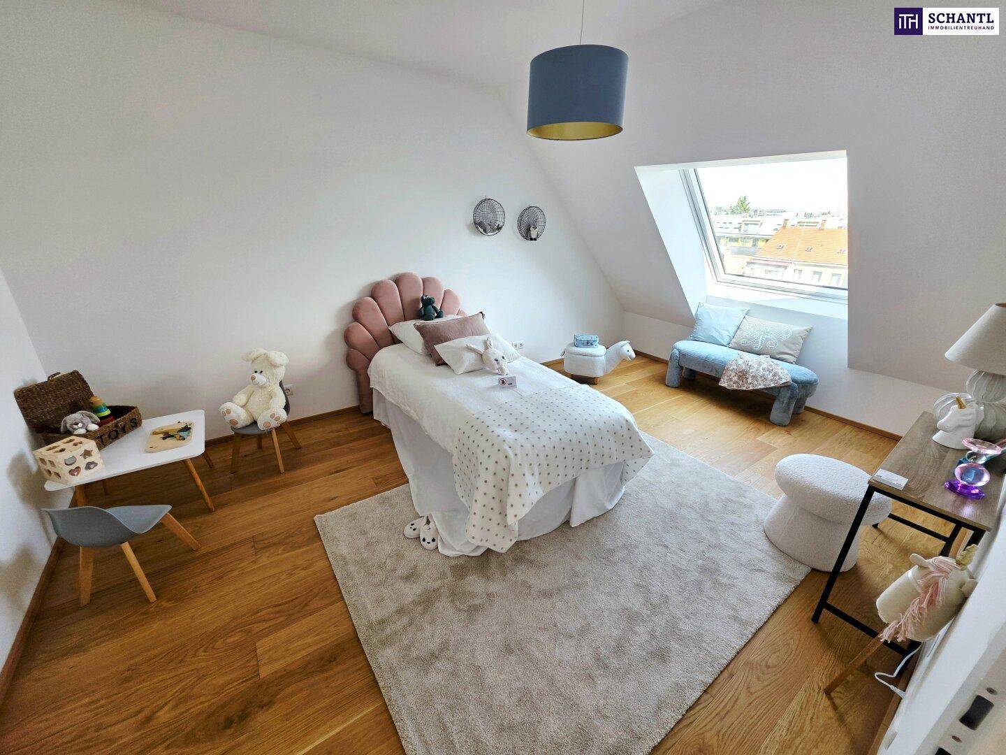 Freundliches Kinderzimmer im Dachgeschoss mit Holzboden, Dachfenster und verspielter Einrichtung.