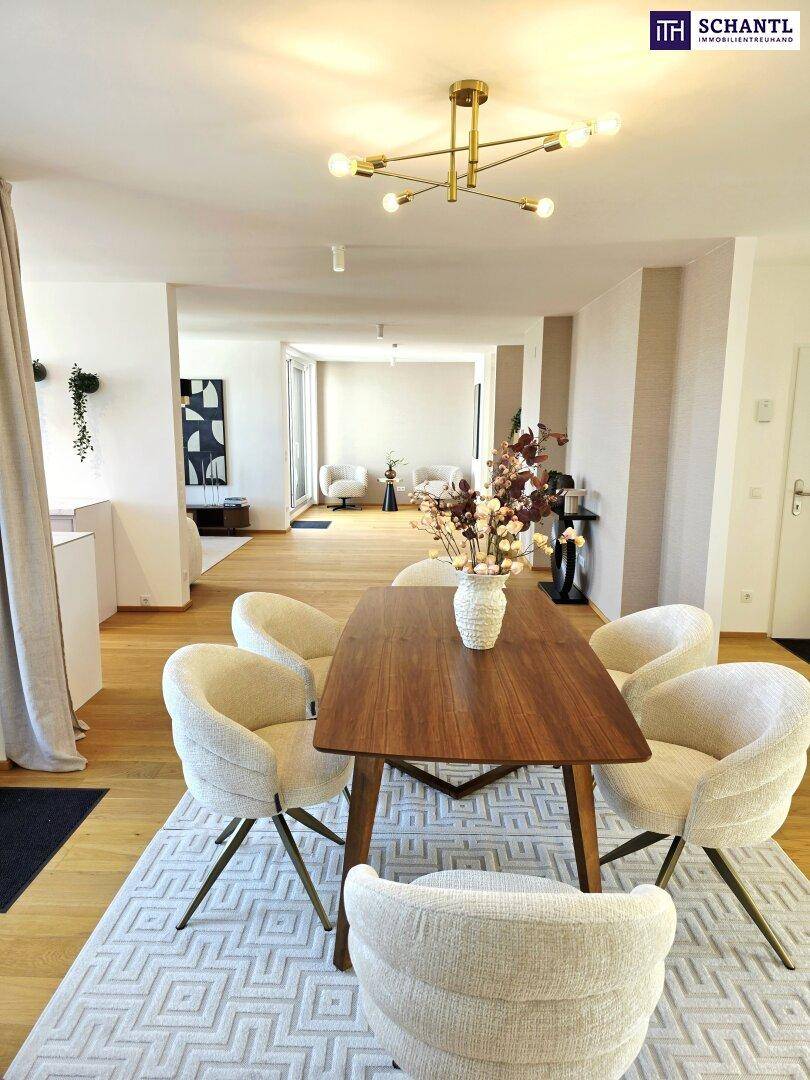 Offener Wohn- und Essbereich mit Holzboden, moderner Beleuchtung und Zugang zur Terrasse.