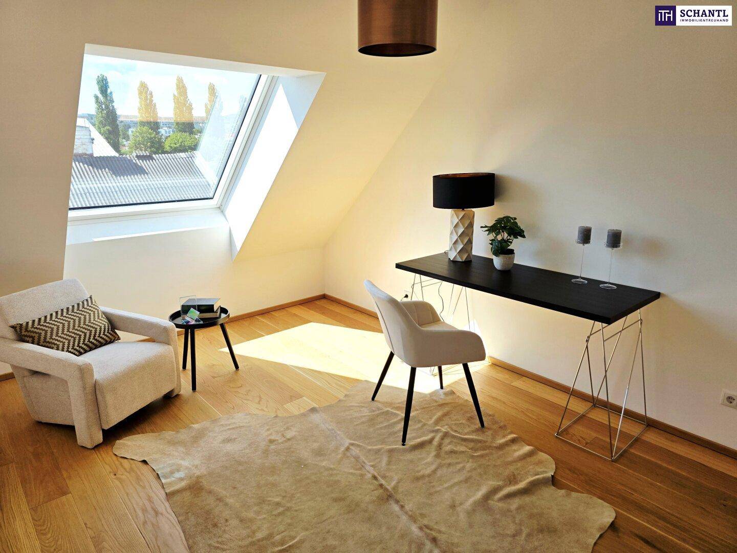 Helles Arbeitszimmer im Dachgeschoss mit Dachfenster, Holzboden und modernem Schreibtisch.
