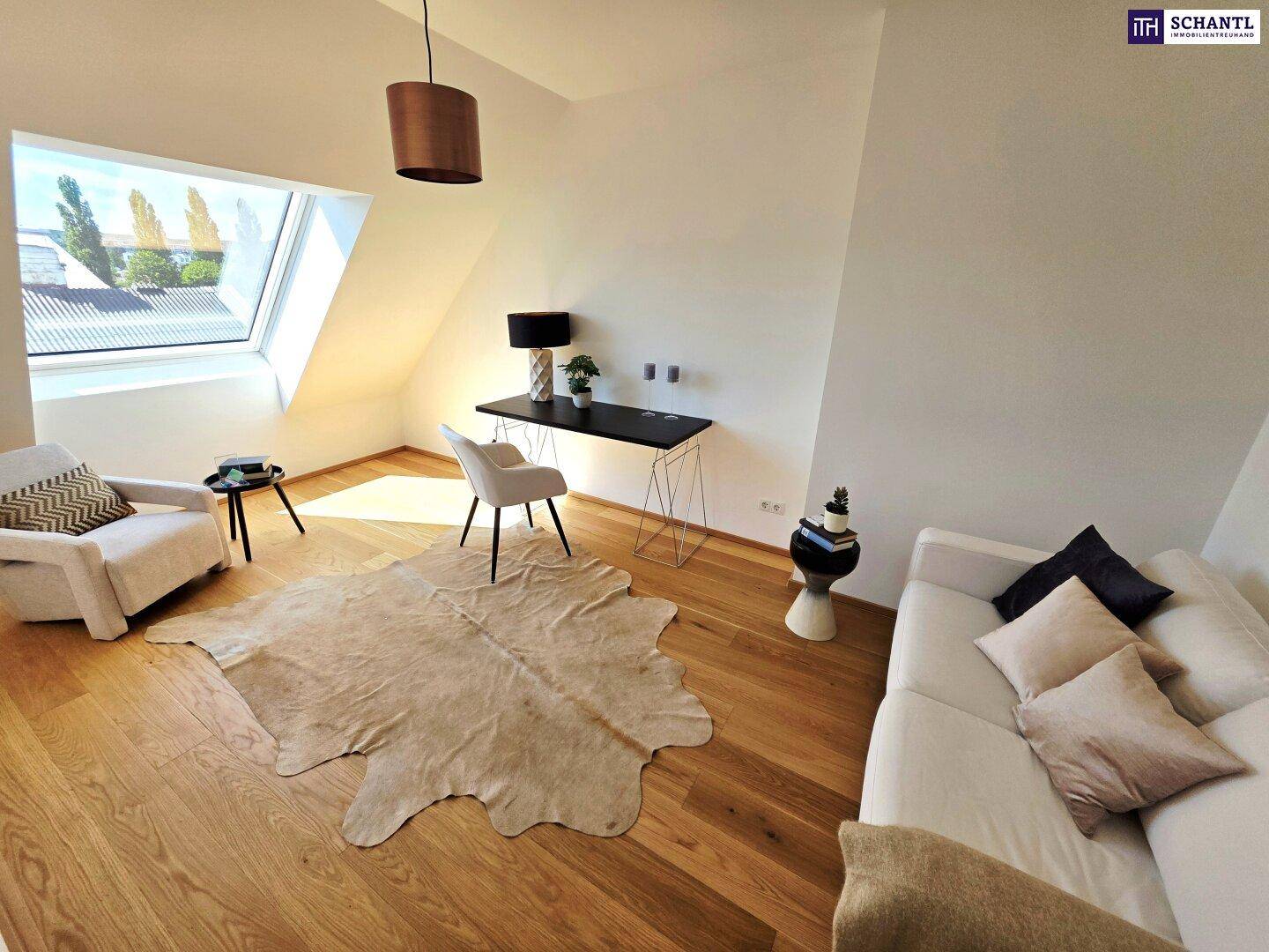Helles Arbeitszimmer im Dachgeschoss mit Dachfenster, Holzboden und modernem Schreibtisch.