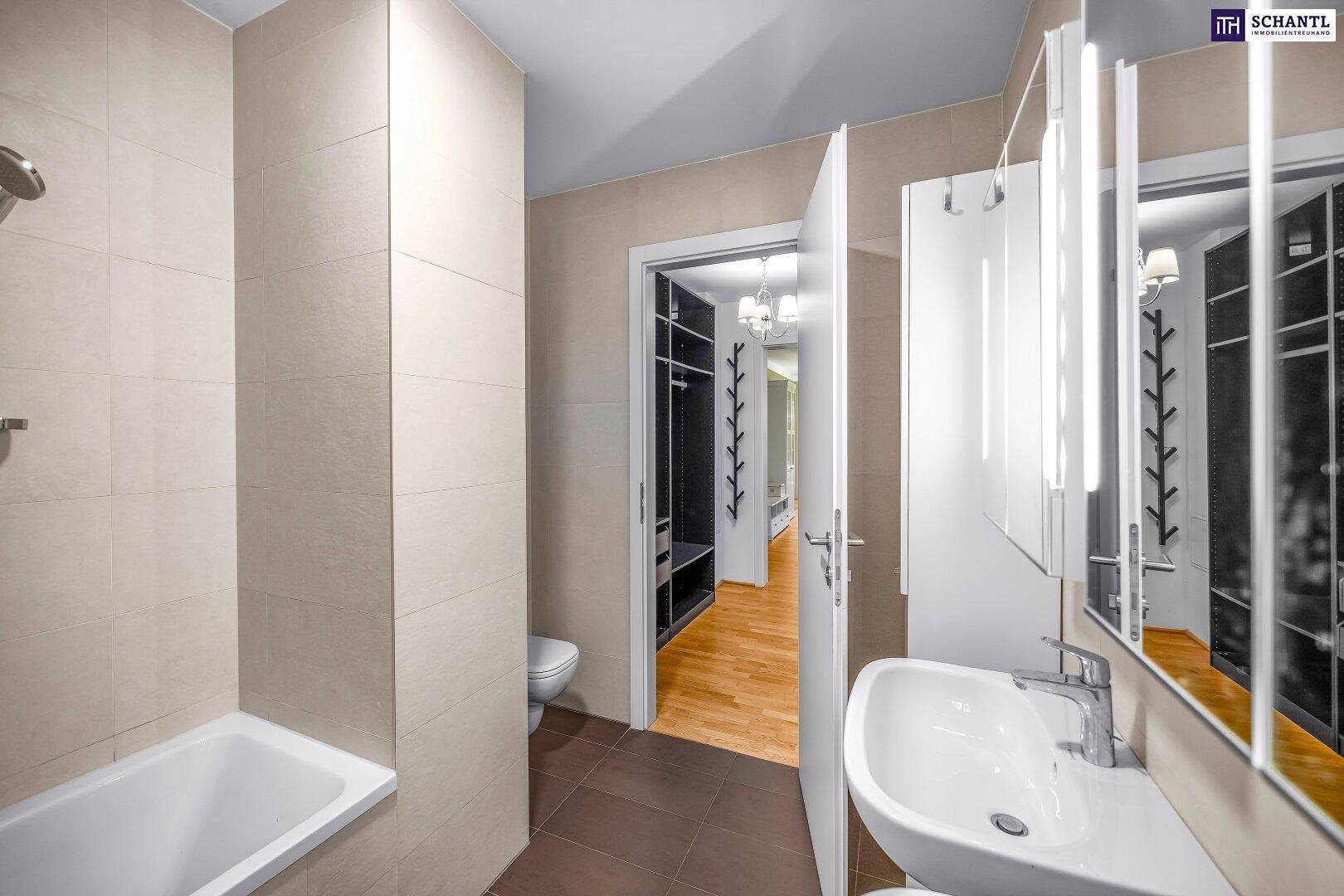 Modernes Badezimmer mit Badewanne, Einzelwaschbecken und hellen Fliesen.