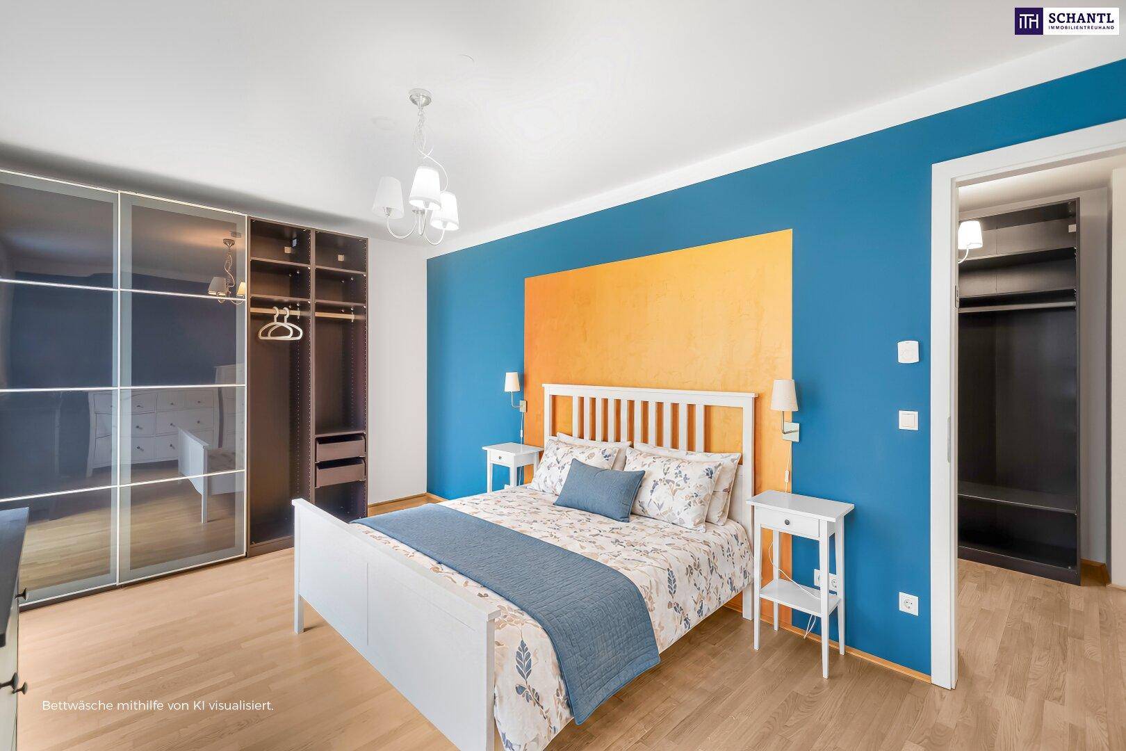 Schlafzimmer mit Doppelbett, farbiger Akzentwand und großem Schiebetürenschrank.