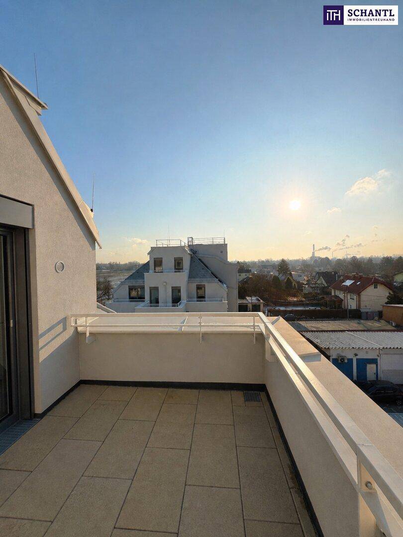 Sonniger Balkon mit Fliesenboden und Blick auf die Stadt und die Umgebung.