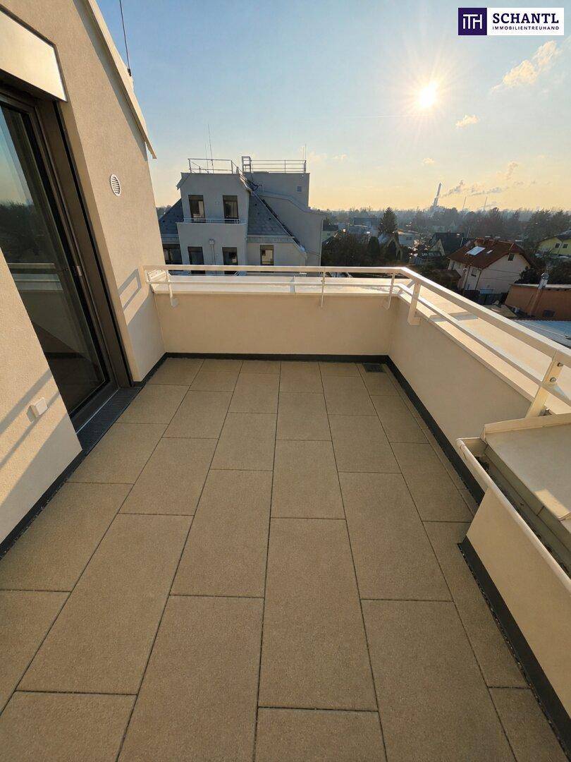 Sonniger Balkon mit Fliesenboden und Blick auf die Stadt und die Umgebung.