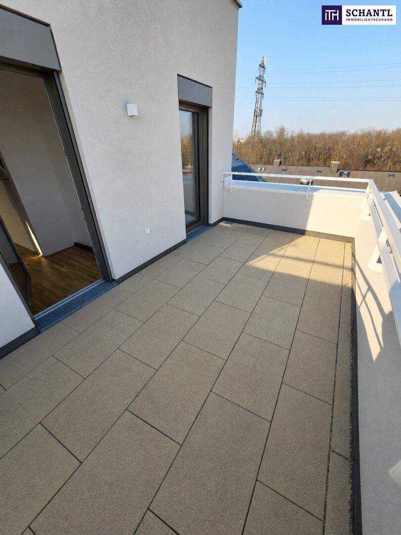 Geräumiger Balkon mit Fliesenboden und Zugang zu einem hellen Innenraum, ideal für Entspannung im Freien.
