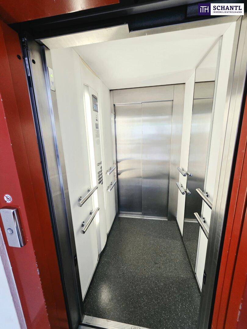 Moderner Aufzug mit Edelstahloberflächen und Spiegelelementen, bereit zur Nutzung.