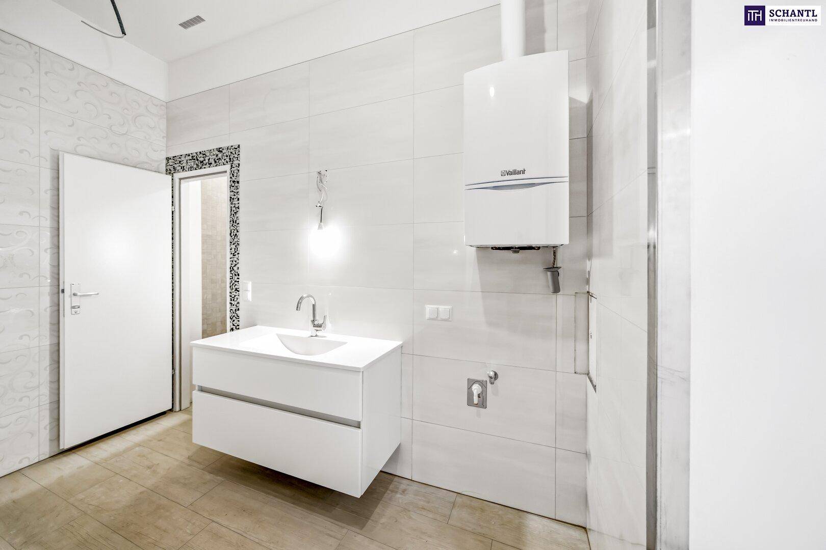 Modernes Badezimmer mit weißen Fliesen, Waschtisch und Heiztherme, bereit für die Einrichtung.