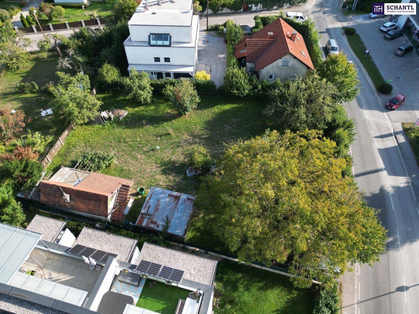 Übersicht aus der Vogelperspektive des Grundstücks mit angrenzenden Gebäuden und Straßen.