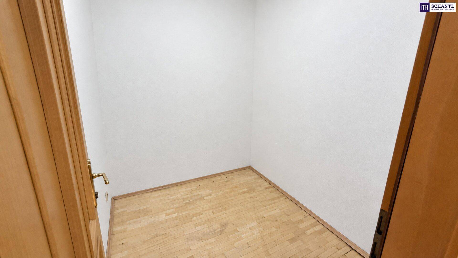 Kleiner Abstellraum mit Holzboden und weiß gestrichenen Wänden, ideal für Lagerzwecke.
