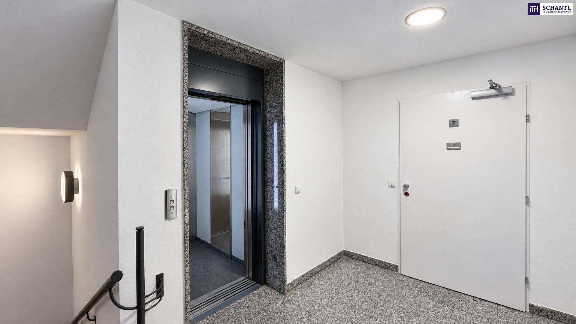 Moderner Eingangsbereich mit Aufzug, Granitboden und Zugang zu den Wohnungen.