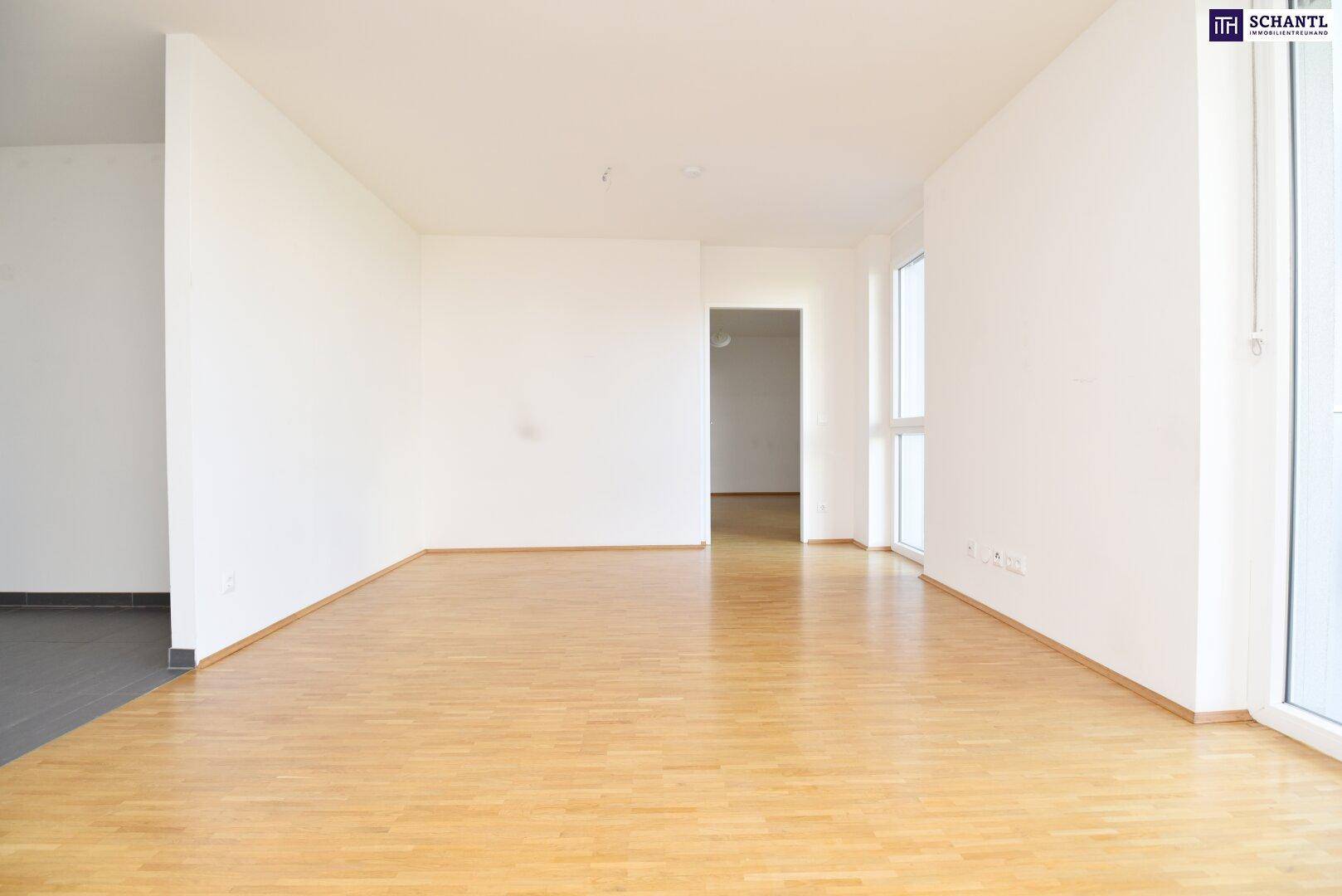 Geräumiger, heller Wohnbereich mit Parkettboden und großen Fenstern, bereit zur individuellen Gestaltung.
