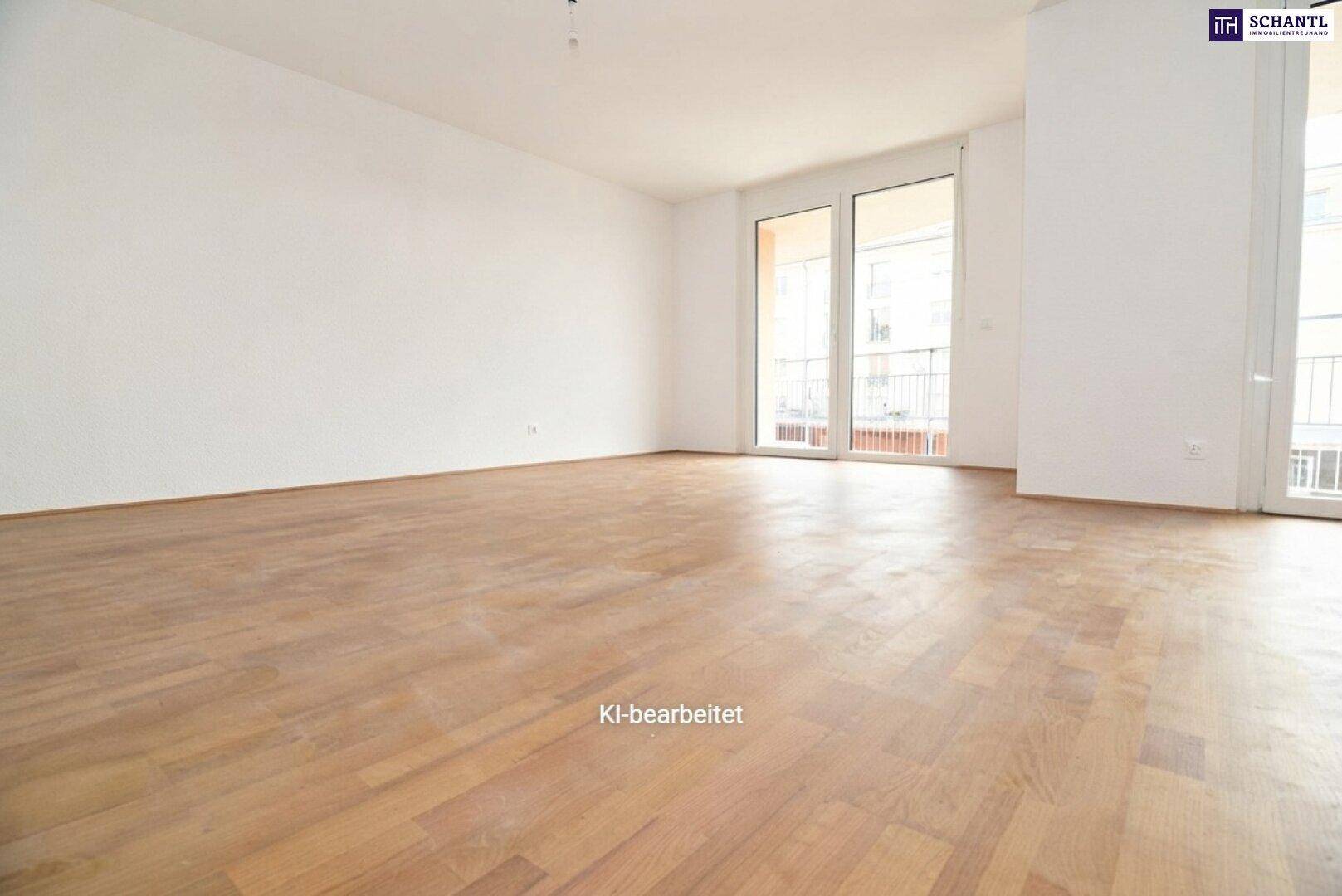 Heller, leerer Wohnraum mit Parkettboden und großen Fenstern, die viel Tageslicht hereinlassen.