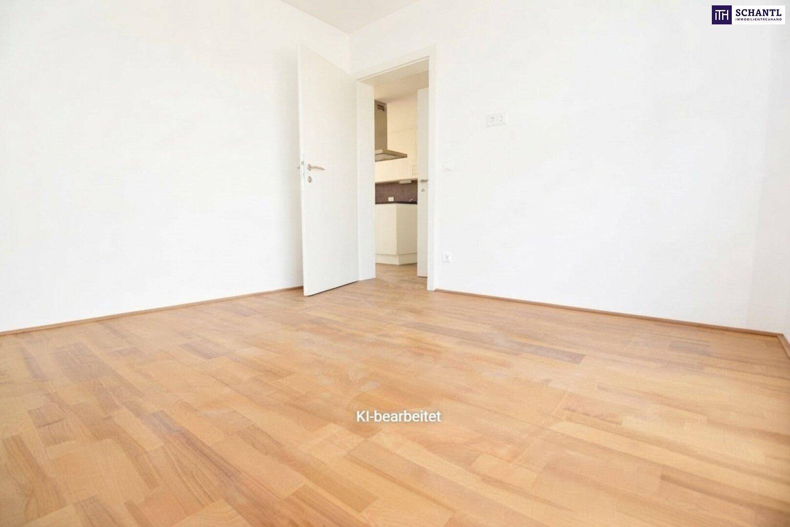 Leerer Raum mit Parkettboden und weiß gestrichenen Wänden, der zu einem weiteren Zimmer führt.