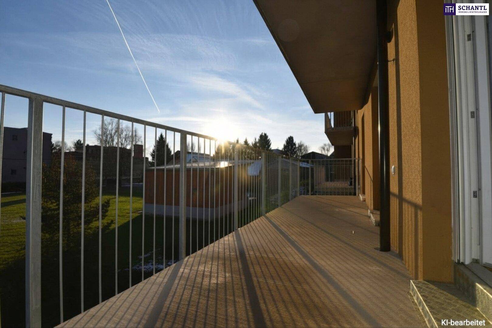 Sonniger Balkon mit Blick auf die Umgebung und den Horizont bei tiefstehender Sonne.