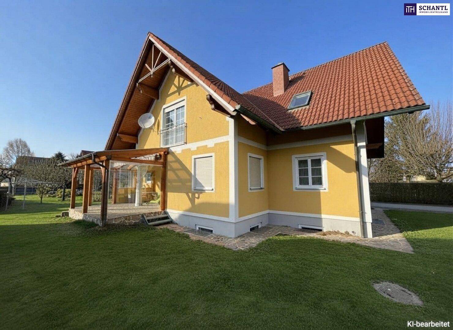 Sonniges Einfamilienhaus mit gelber Fassade, rotem Dach und überdachter Terrasse im Grünen.