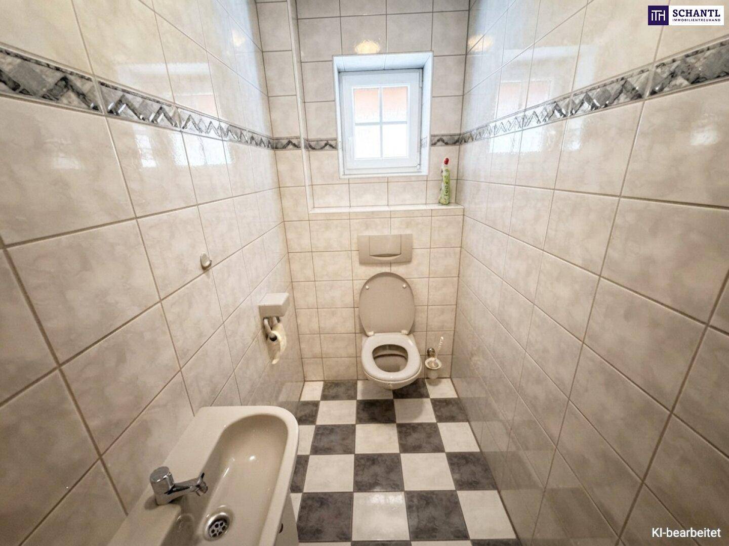 Kleines Gäste-WC mit Fliesenboden, Bidet und einem Fenster für natürliche Belüftung.