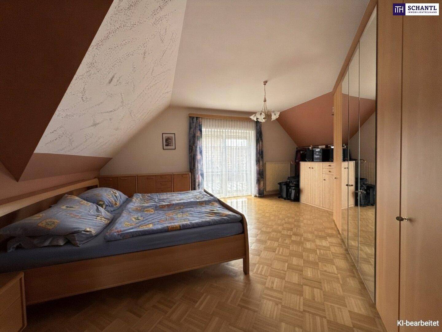 Gemütliches Schlafzimmer mit Doppelbett, Spiegelschrank und Parkettboden unter der Dachschräge.