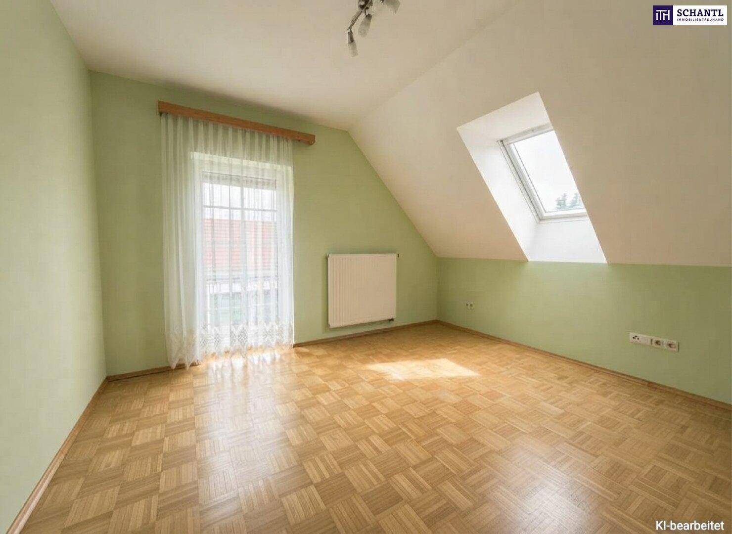 Helles Zimmer mit Parkettboden, grünen Wänden und zwei Fenstern, ideal als Schlaf- oder Arbeitszimmer.