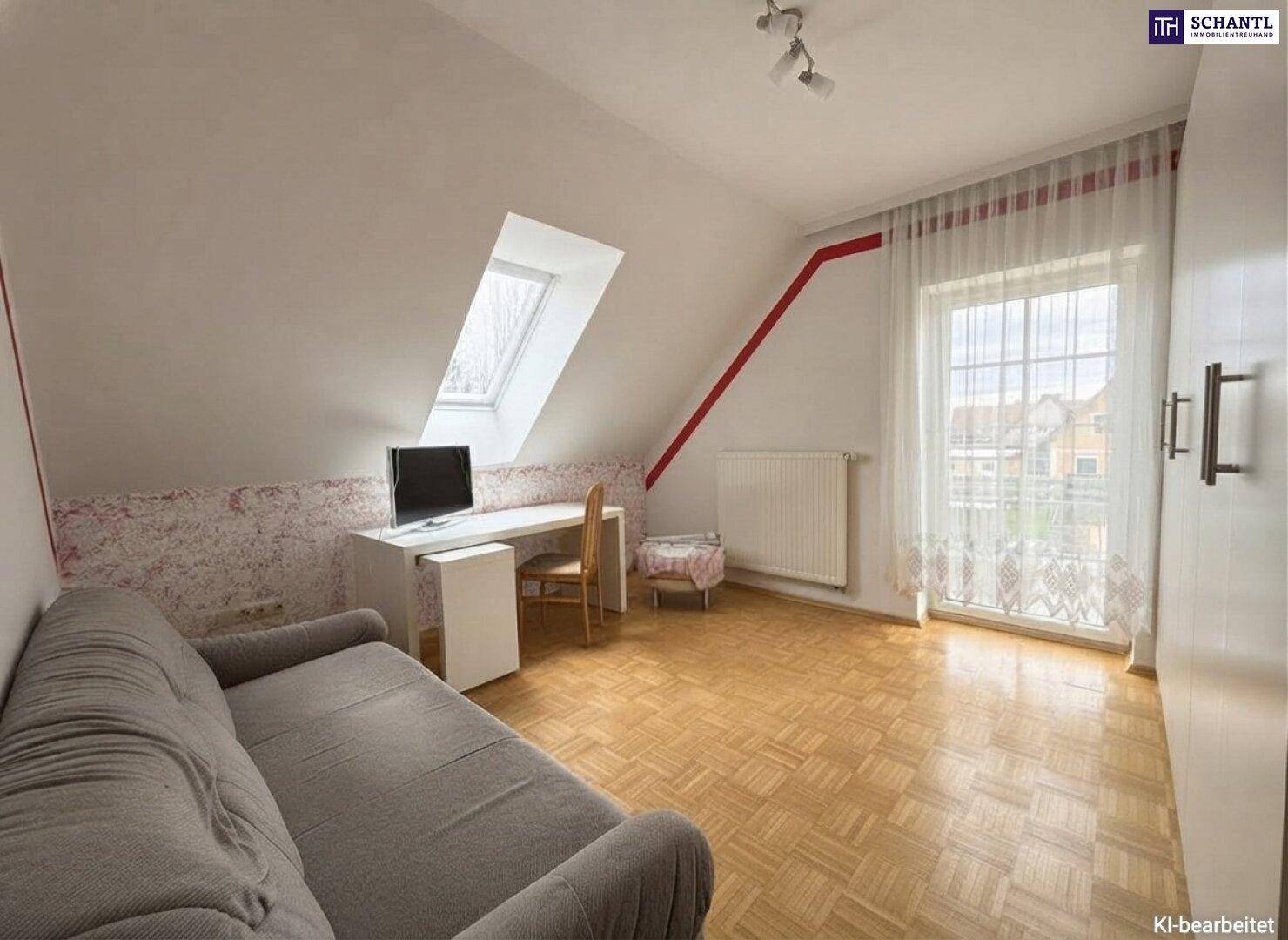 Vielseitiges Zimmer mit Schlafsofa, Schreibtisch, Parkettboden und Dachfenster, nutzbar als Gästezimmer.