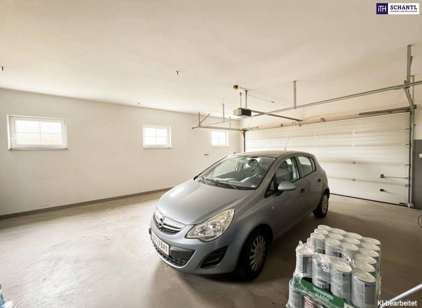 Geräumige Garage mit Platz für ein Fahrzeug und zusätzlichen Lagerflächen.