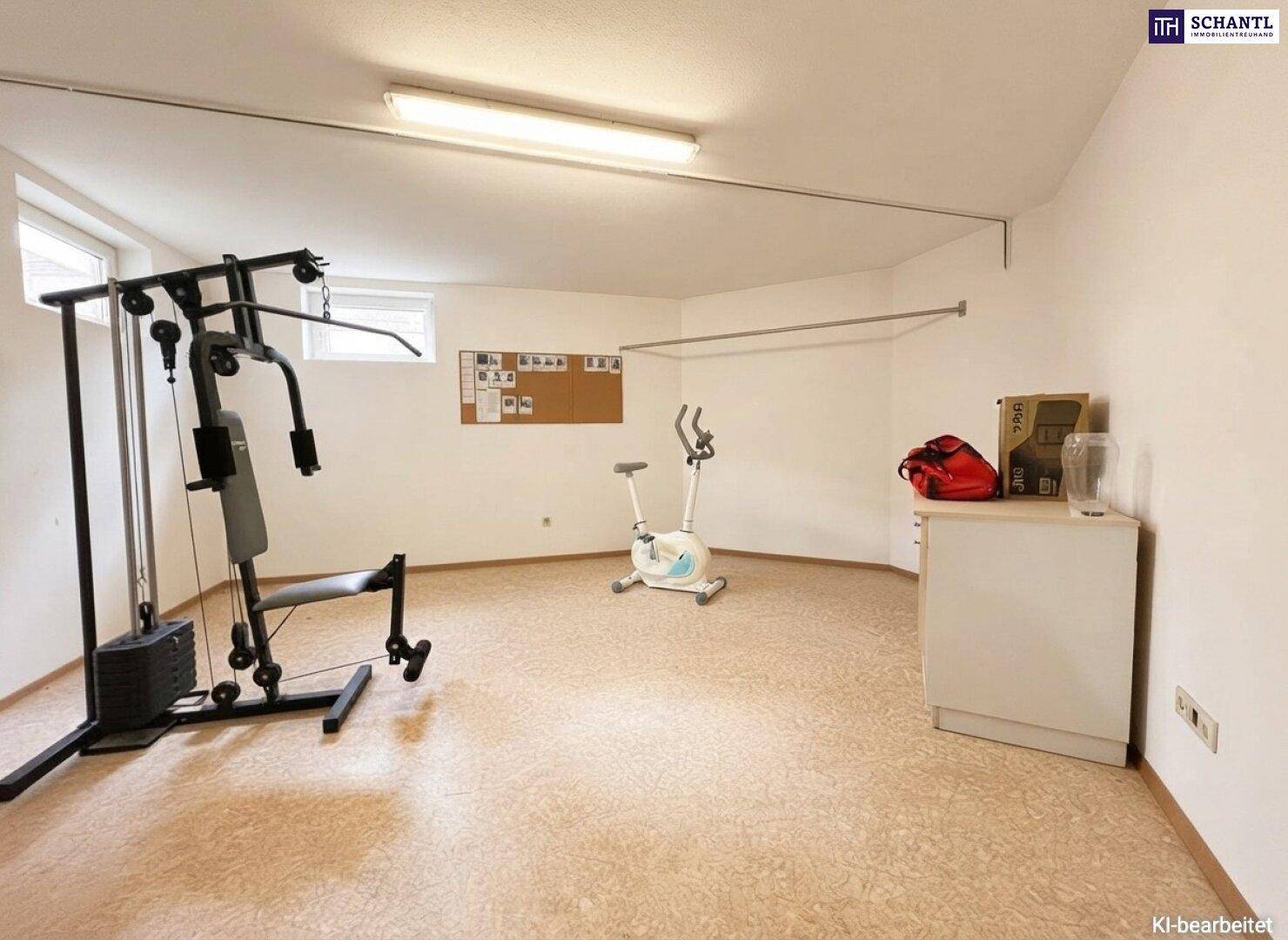 Fitnessraum im Keller mit verschiedenen Trainingsgeräten, ideal für das tägliche Workout.