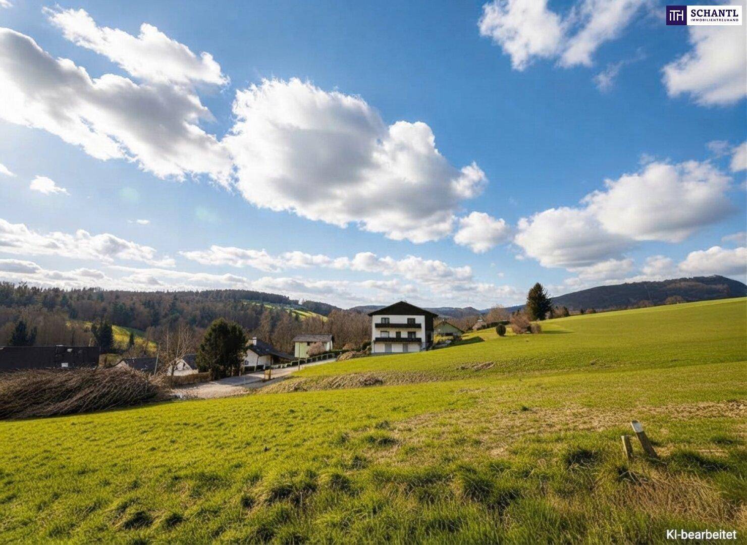 Idyllische Landschaft mit einem modernen Wohnhaus auf einer Anhöhe, umgeben von grünen Wiesen und Hügeln.