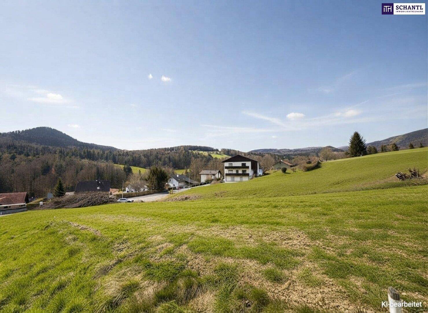Modernes Wohnhaus eingebettet in eine grüne Hügellandschaft mit weitem Blick und viel Natur.
