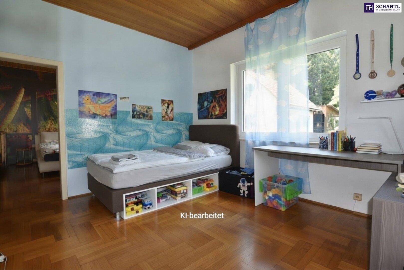 Kinderzimmer mit Einzelbett, Schreibtisch, Parkettboden und einer farbenfrohen Wandgestaltung.