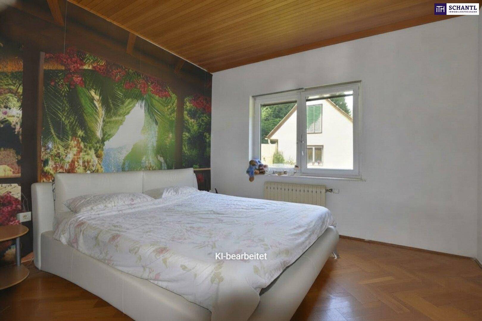 Schlafzimmer mit großem weißen Bett, Parkettboden und einer auffälligen tropischen Wandtapete.