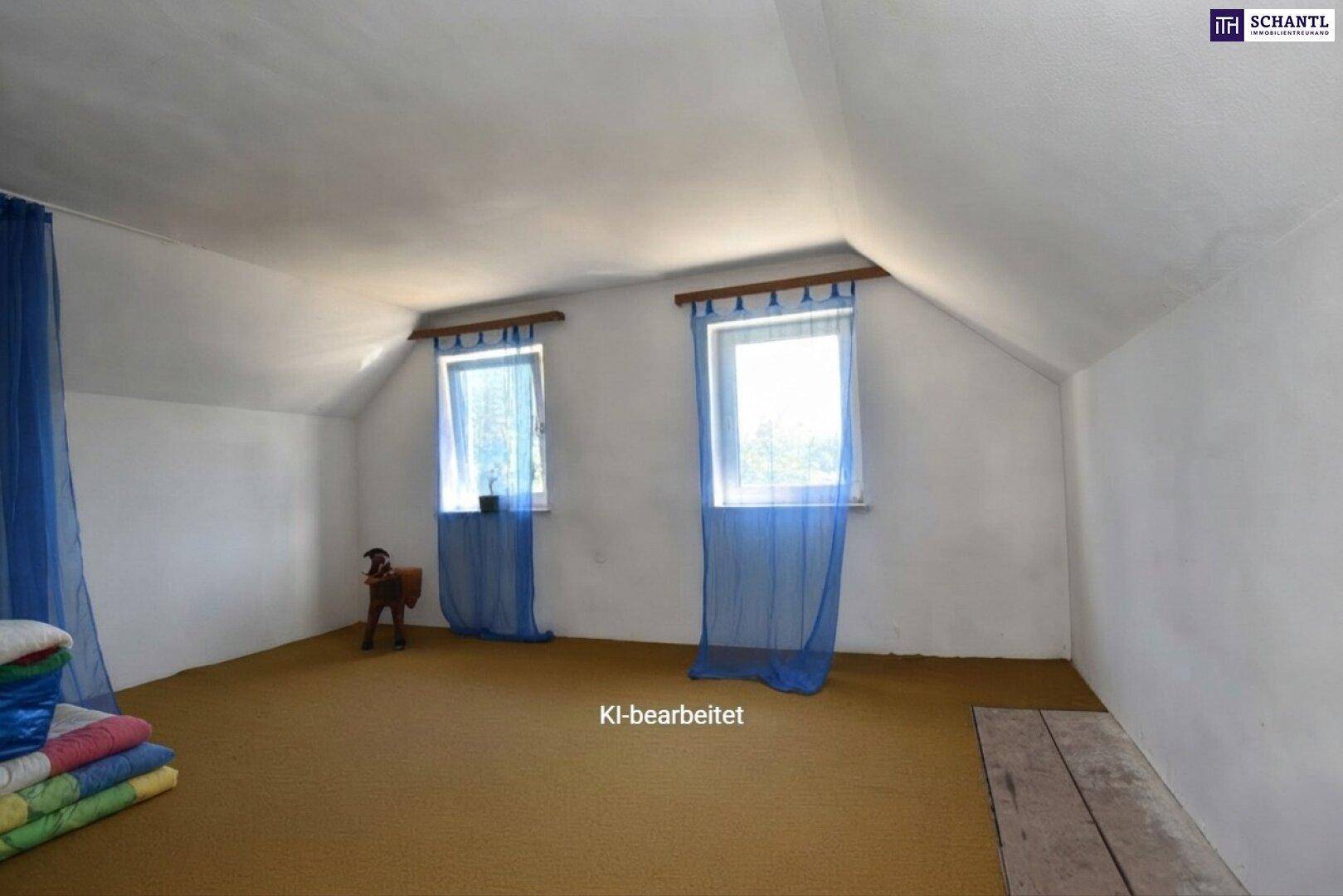 Geräumiges Dachzimmer mit schrägen Wänden, zwei Fenstern und Teppichboden, ideal als Ausbaureserve.
