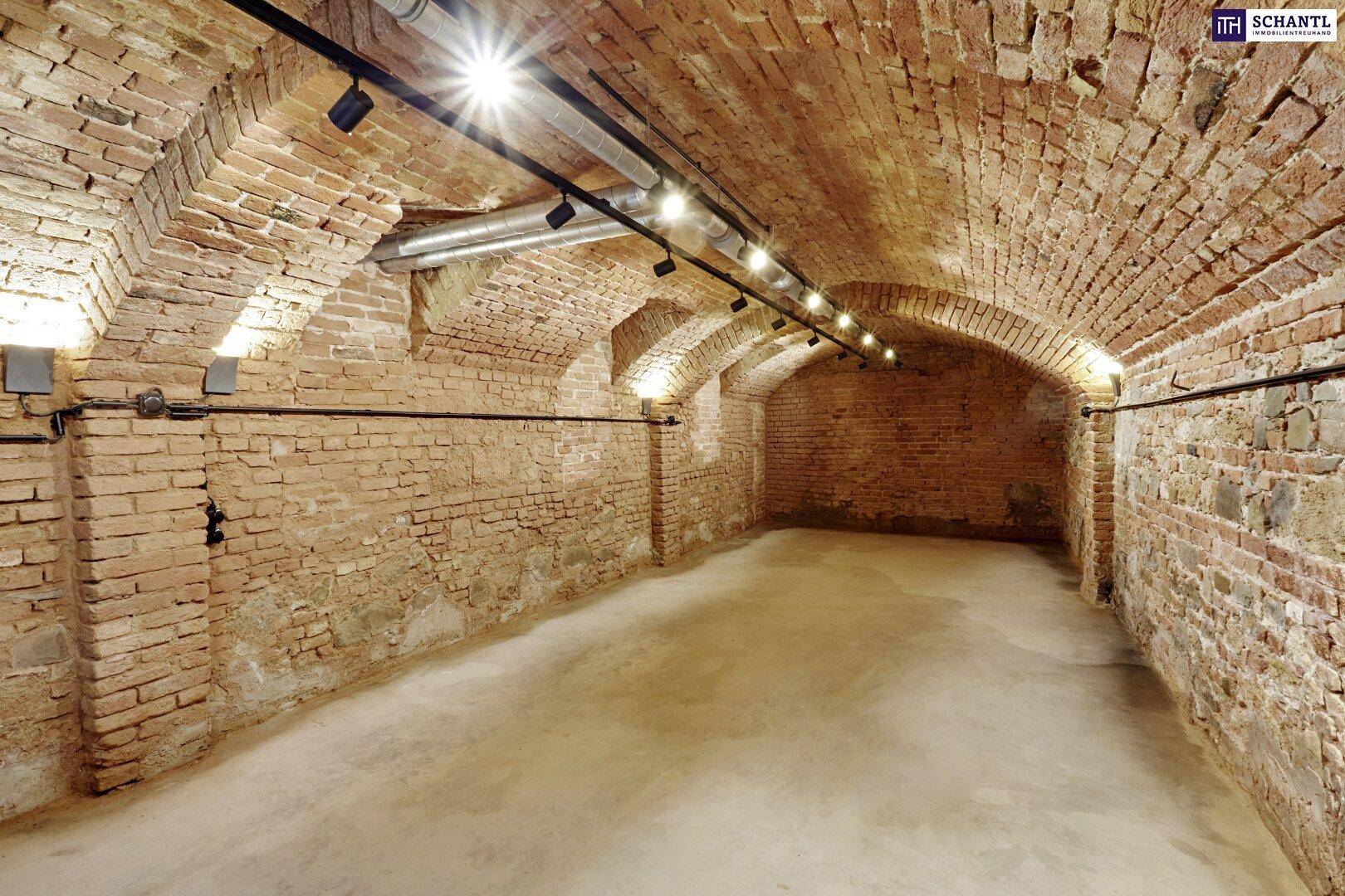 Historischer Kellerraum mit Ziegelgewölbedecke und freigelegten Ziegelwänden.